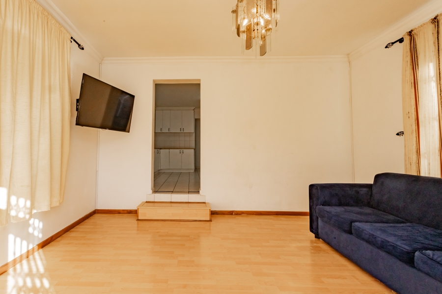 To Let 1 Bedroom Property for Rent in Loevenstein Western Cape